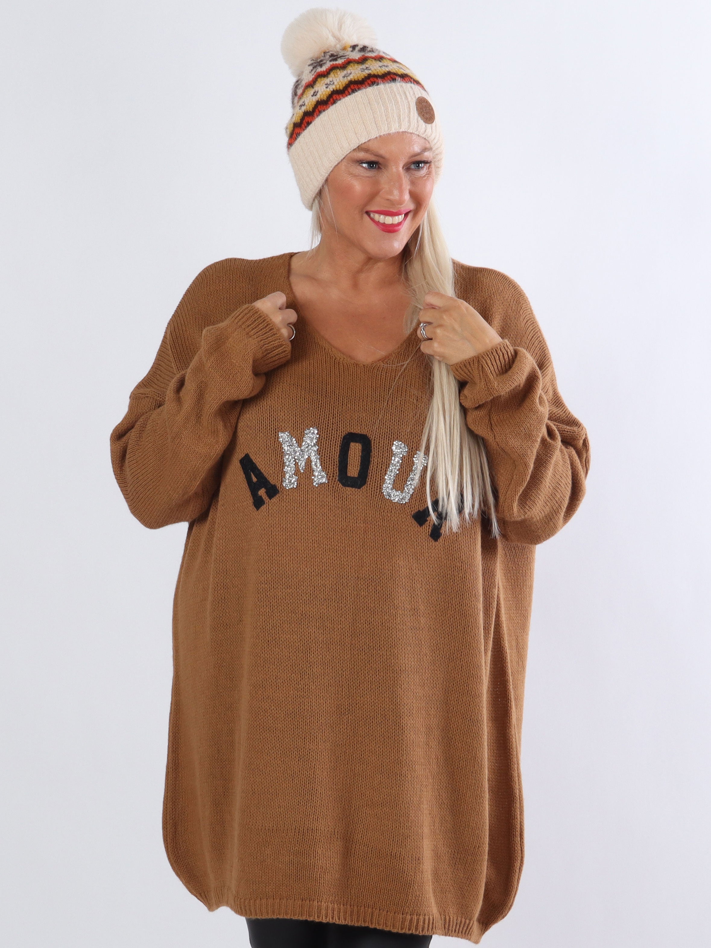 Ninna - Plus size strik med tekst stående foran